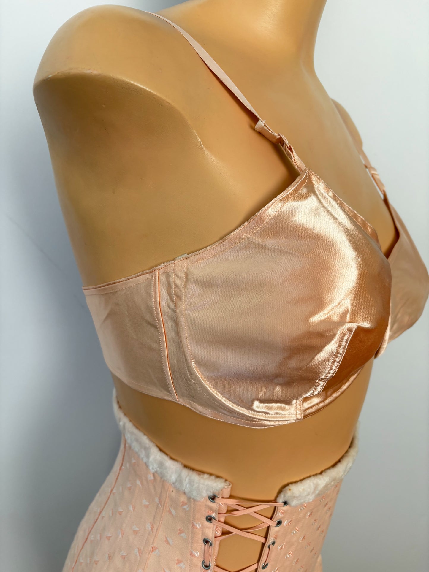 1950s Deadstock Satin Bullet Bra | 95