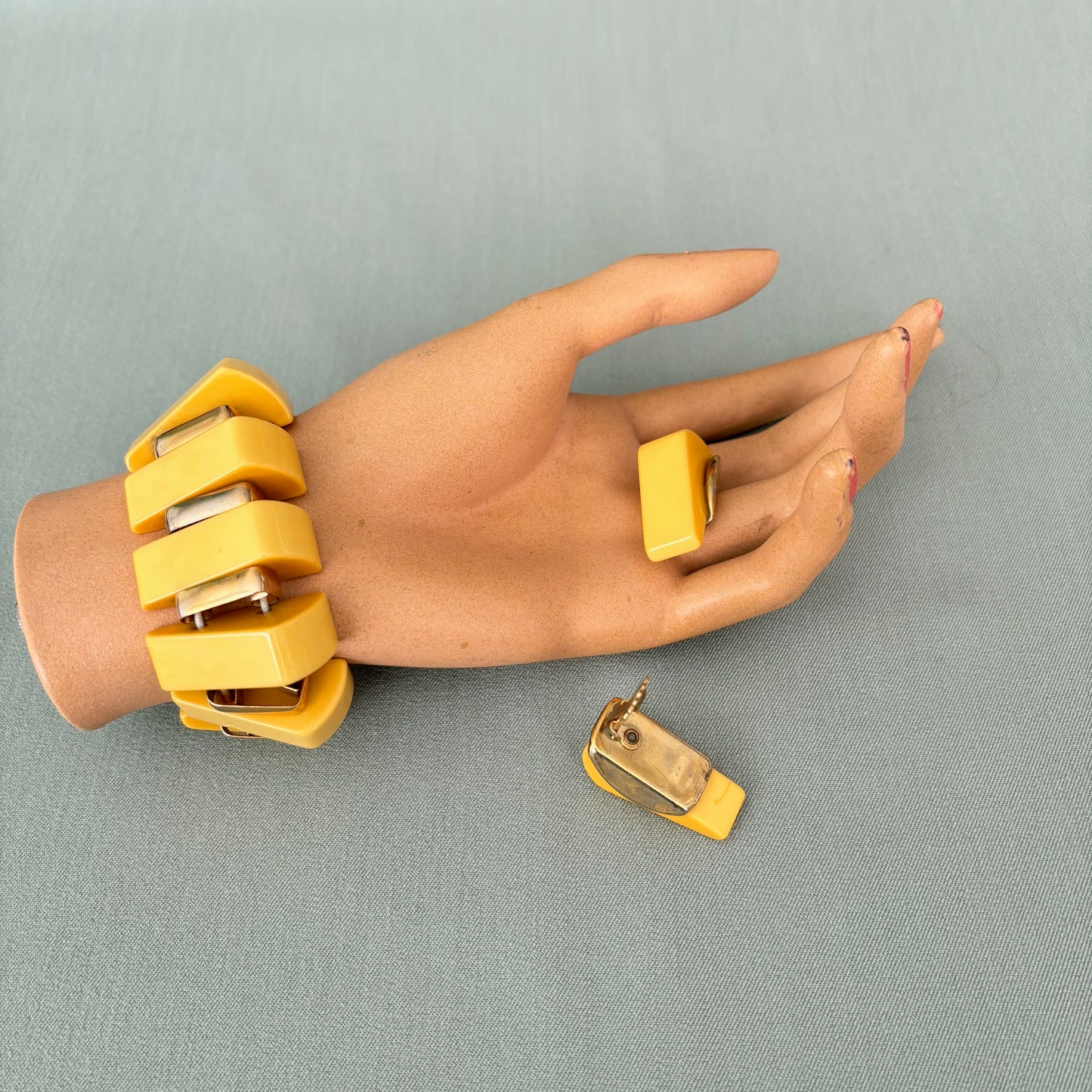 1930s 1940s Butter Yellow Bakelite / Catalin Stretch Bracelet and Earring Set