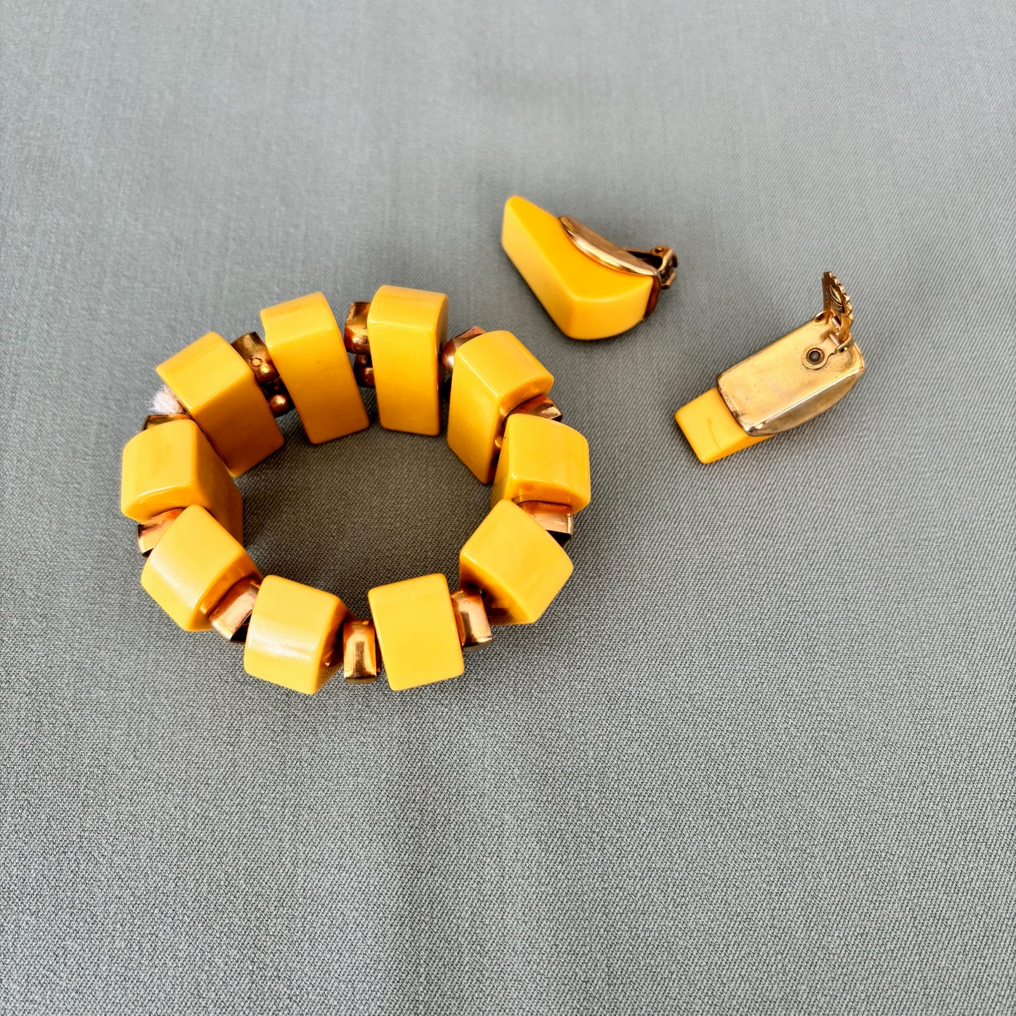 1930s 1940s Butter Yellow Bakelite / Catalin Stretch Bracelet and Earring Set