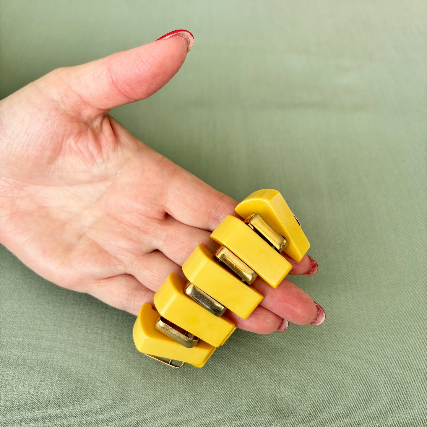 1930s 1940s Butter Yellow Bakelite / Catalin Stretch Bracelet and Earring Set