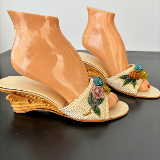 Vintage 1950s/60s Carved Wedges Raffia and Bead Flowers