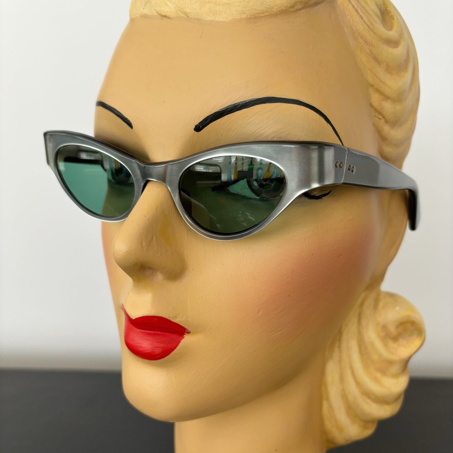 1960s Vintage Space Age Cat Eye Sunglasses