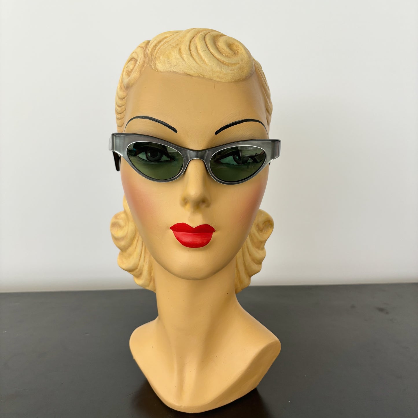 1960s Vintage Space Age Cat Eye Sunglasses