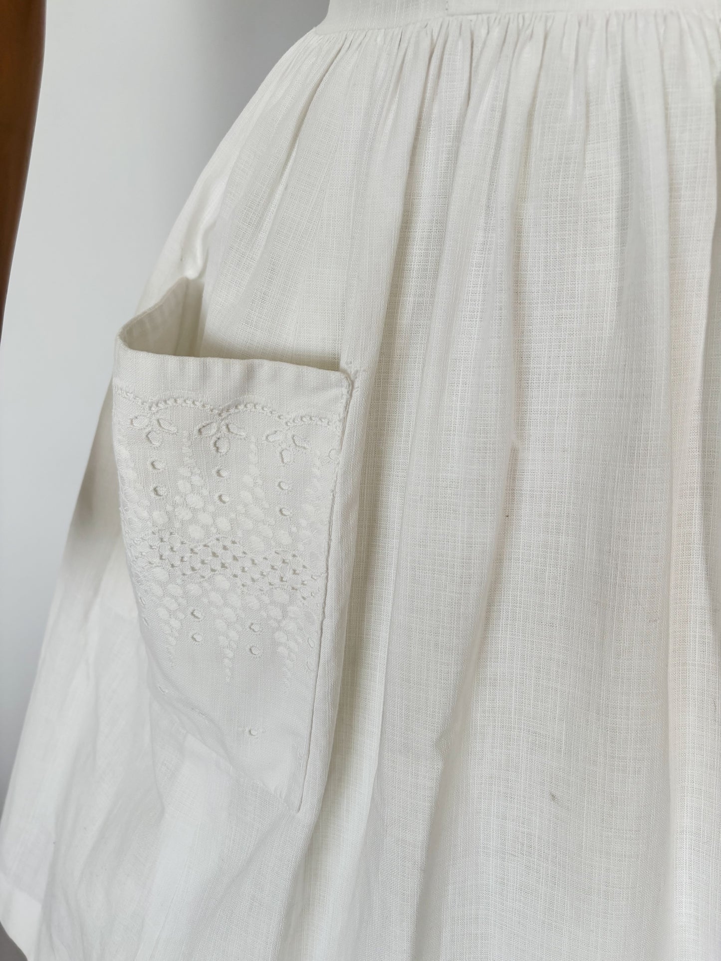 1950s White Linen Cotton Broderie Anglaise Dress | S/M