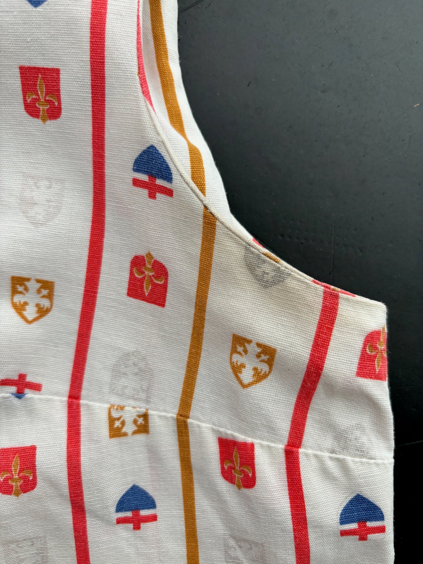 1960s Coat of Arms Novelty Print Top | S/M