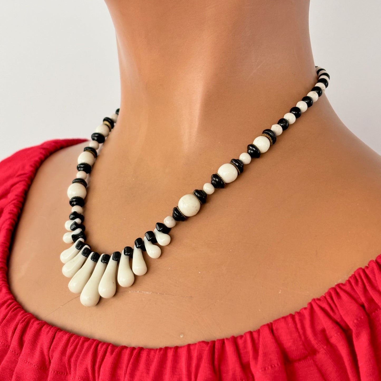 Vintage 1950s Black and White Milk Glass Necklace